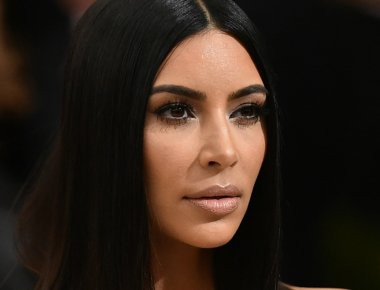 Το μικροσκοπικό μπικίνι της K.Kardashian «άναψε» φωτιές στο διαδίκτυο - Ο διχασμός για το σώμα της (φωτό)